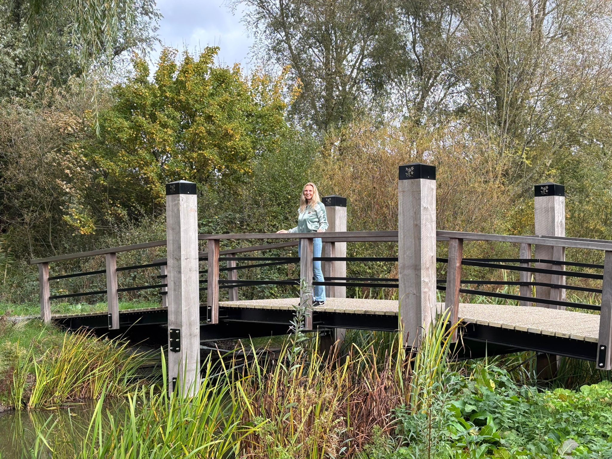 Daniëlle van den Brand op de brug